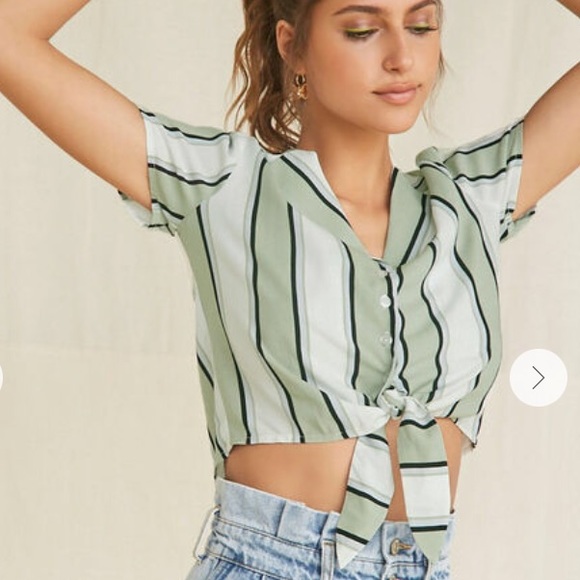 Forever 21 Tops - FE21 button up crop top